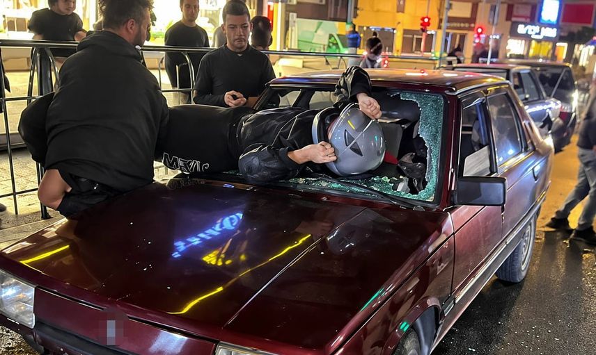 Düzce'de motosiklet sürücüsü otomobilin ön camından içeri girerek yaralandı