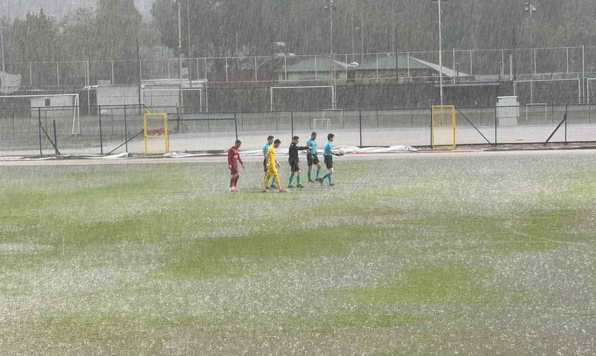 Müsabaka durdu: Fethiyespor ile Eyüpspor kupada yağış yüzünden yarıda kaldı