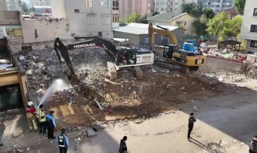 Maltepe'de çöken binada enkaz kaldırma ve arama kurtarma çalışmaları devam ediyor