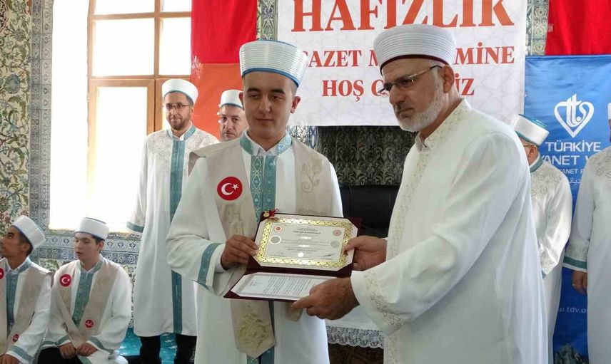 Gediz'de 15 yeni hafızın icazet sevinci