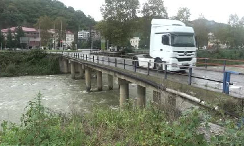 Çağlayan mahallesini tedirgin eden köprünün demirleri ortaya çıktı