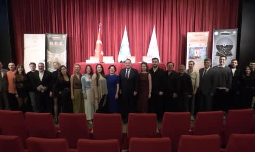 Manisa tiyatrosu 20. yılını 'duruş' temasıyla sahneye taşıyor