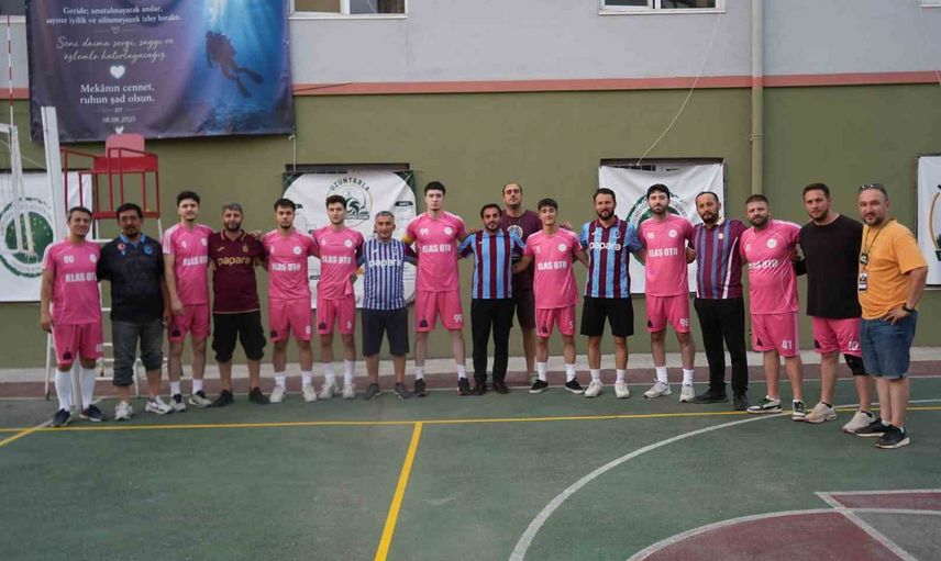 Gençler Melikcan Yenişen anısına Sapanca'da voleybolda buluştu