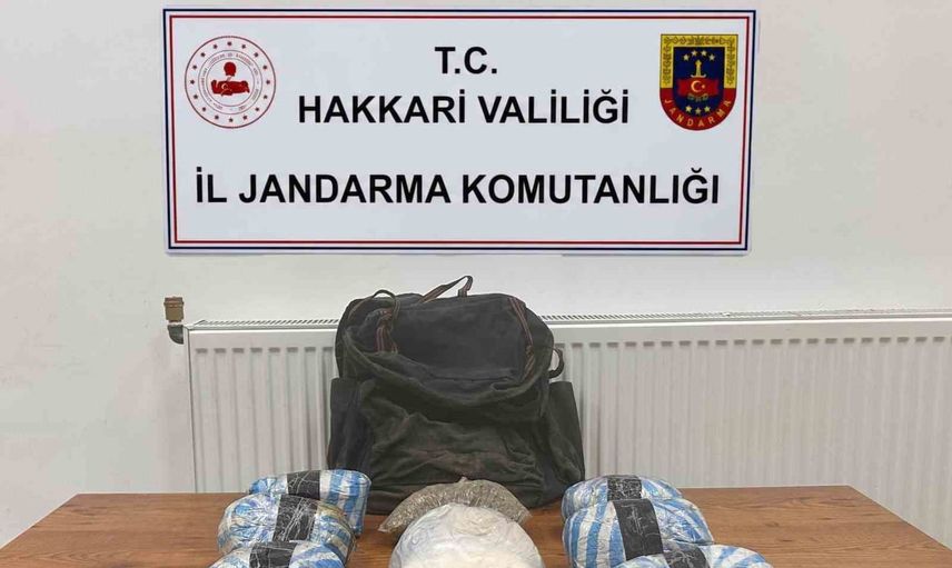 Şemdinli kırsalında taşların altındaki çantadan 7 kilo 635 gram eroin ve 139 gram skunk çıktı