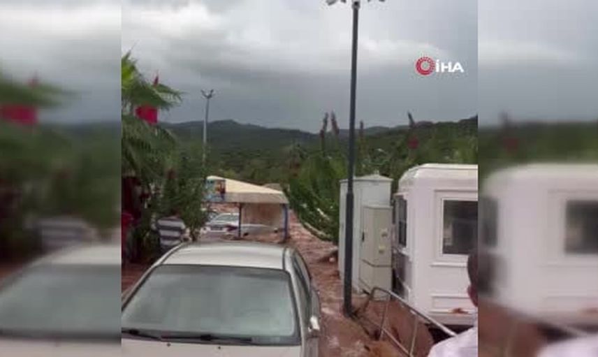 Antalya'da akşam sağanağı yaşamı ve trafiği aksattı