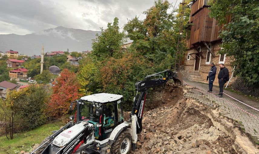 Kemaliye'de istinat duvarı çökünce güzergâh araç trafiğine kapatıldı