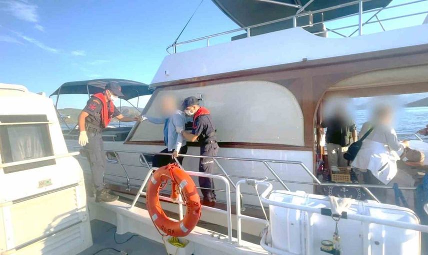 Muğla kıyılarında iki tekne yolcusu denizden acil tahliye edildi