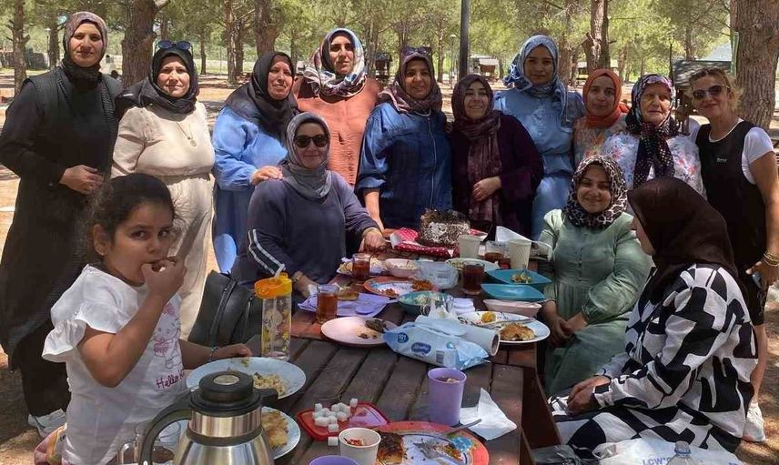 Burhaniye'de okuma yazma seferberliğinde kep sevinci