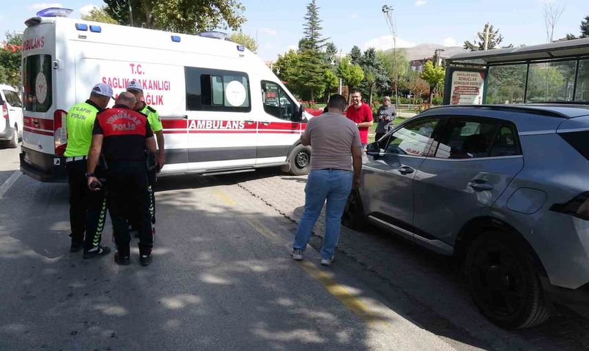 Malatya'da İnönü Caddesi'nde çarpışma: motosiklet sürücüsü yaralandı