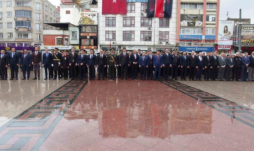 Yağmur altında askerleri örnek alan çocukların yürek ısıtan duruşu
