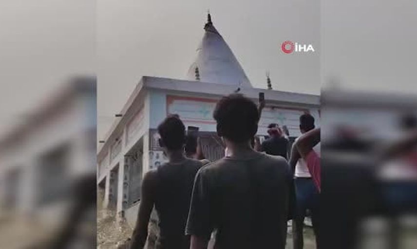 Batı Bengal'de 72 yıllık tapınak Ganj Nehri'ne gömüldü