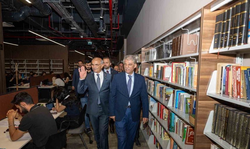 Bakan yardımcısı Nadir Alpaslan Malatya şehir kütüphanesini inceledi