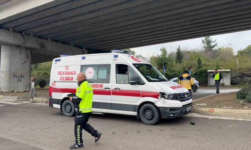 İlkadım'da kavşakta çarpışma: ambulans ve minibüste maddi hasar
