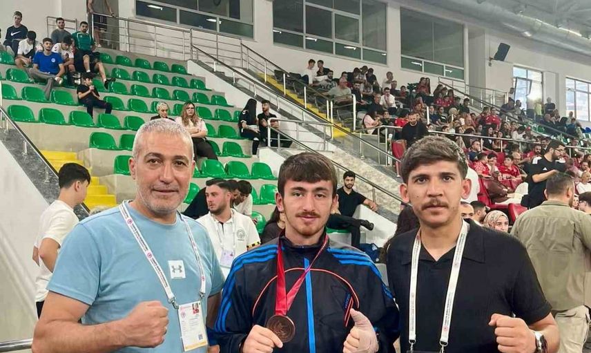 Niğdeli boksörlerin rize başarısı: Emine Kılınç şampiyon, Kemal Benli bronz