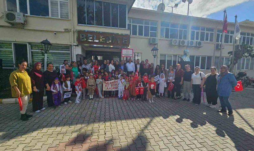 Bozyazı’da çocuklar cumhuriyet coşkusunu bayraklarla taşıdı