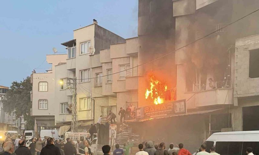 Nizip'te ev yangını: içinde çok sayıda kişi bulunan ev alevlerle kaplandı
