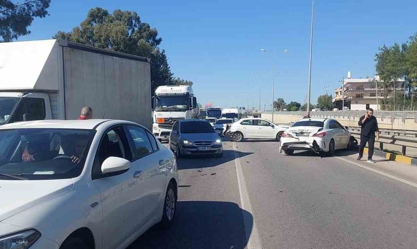 Serik'te D-400 kara yolunda üç aracın karıştığı zincirleme kaza trafik akışını etkiledi