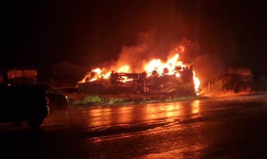 Yoldan fırlayan demir parçası motosiklet sürücüsünü savurdu: 1 yaralı