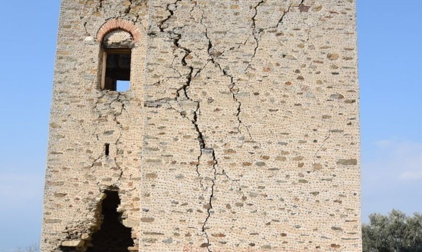 Tarihi Donduran Kulesi restorasyona hazırlanırken duvarları yazılarla kirleniyor