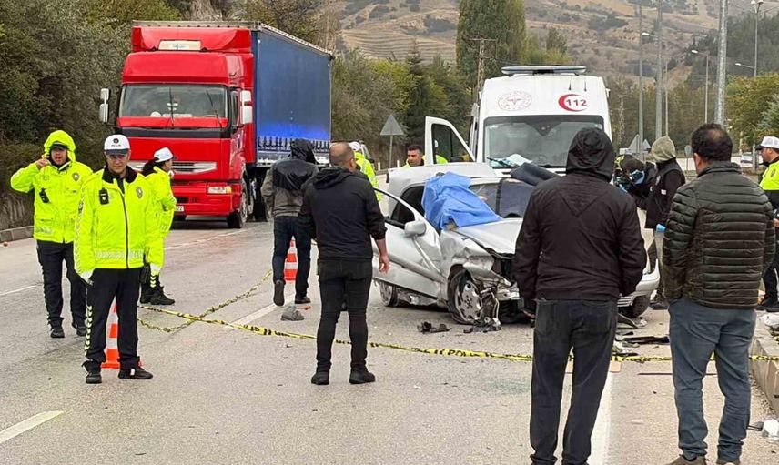 kurna kavşağı'nda bariyere çarpan otomobil takla attı: sürücü hayatını kaybetti, 4 yaralı