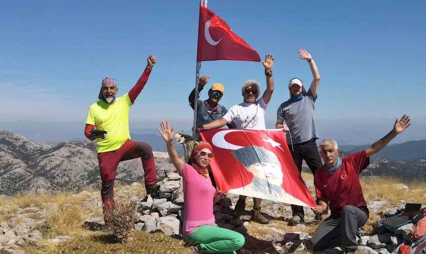 Muğla'da Ayıçtu zirvesi'nde gaziler günü anısına bayrak dalgalandı