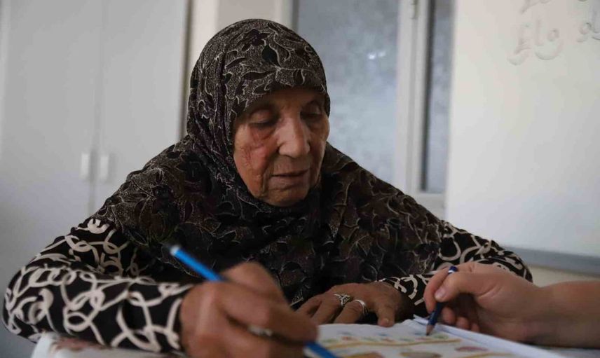 Hayalinin peşinden giden kadın: 78 yaşında okuma-yazmayı öğrenen 11 çocuk annesi