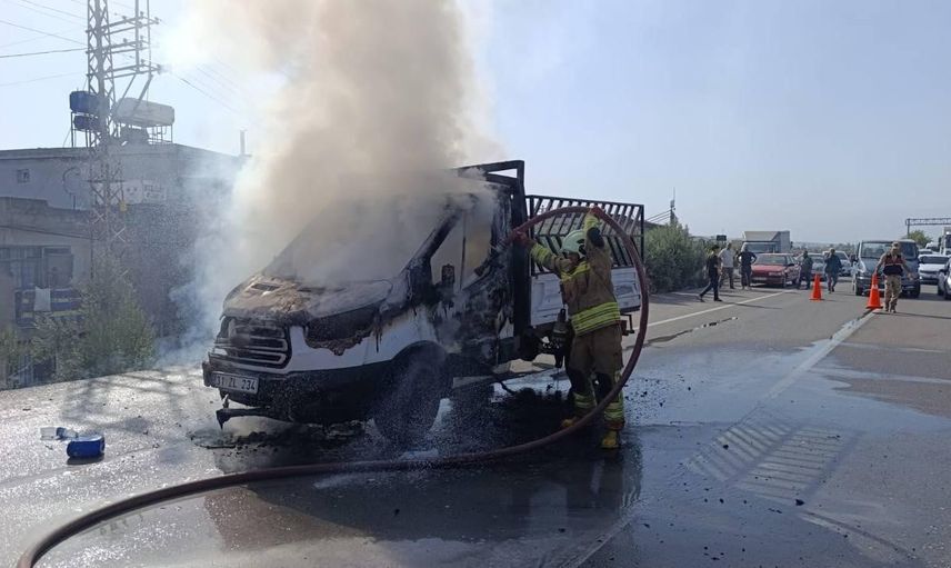 Hatay'da yolda alev alan pikap itfaiye müdahalesiyle söndürüldü, kullanılamaz hale geldi