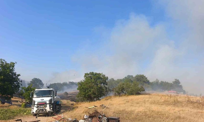 Anız yangını helikopter ve kara ekiplerinin müdahalesiyle ormana sıçramadan söndürüldü