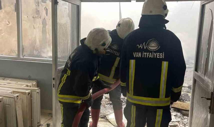 Yıkım halindeki Ferdi Sporlar Merkezi'nde çatı yangını şehirde görüldü