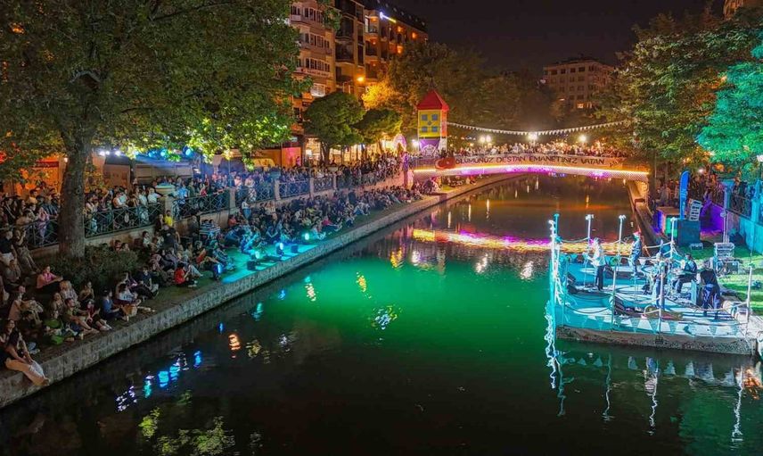 Porsuk'un kıyılarında müzik, kukla ve gondol coşkusu sürüyor