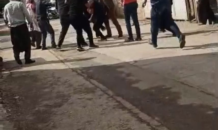 Adıyaman'da sokak kavgasında çift bıçakla koşan şahıs dikkat çekti