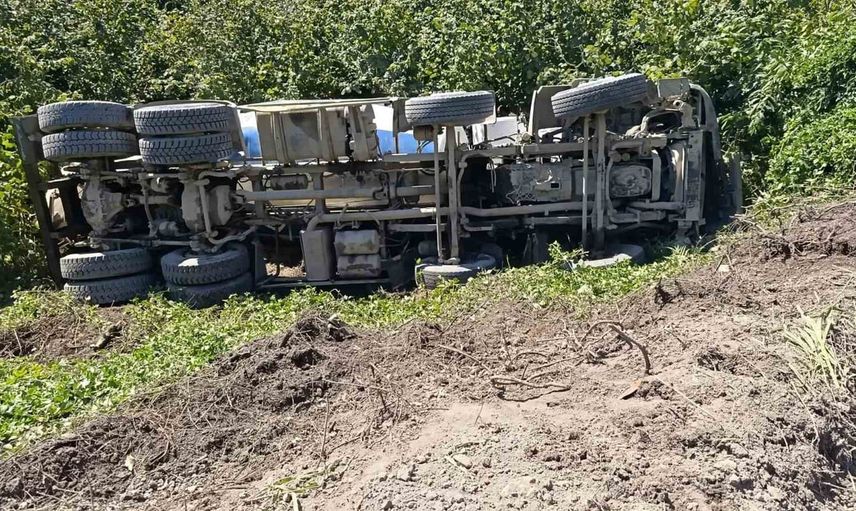 Alaplı'da virajı kaçıran beton mikseri şarampole yuvarlandı, sürücü kurtarıldı