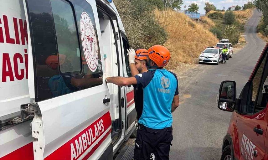 Genç'te belediye servis aracı kontrolden çıkarak ağaca çarptı