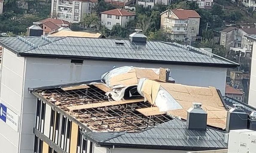 Çatı fırtınaya dayanamadı: kız öğrenci yurdunda hasar sonrası ekipler müdahale etti
