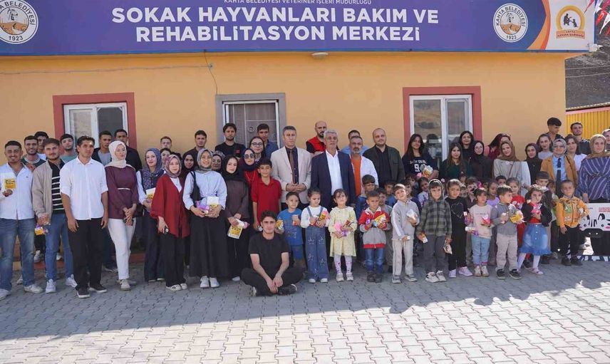 Kahta’da küçük gönüllülerden büyük hayvan sevgisi