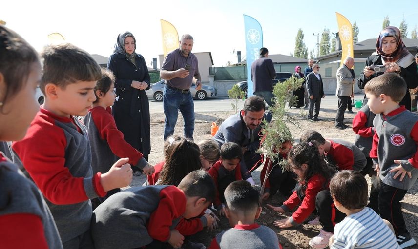 Minik ellerden yeşeren umut: Kocasinan'da fidan dikimi
