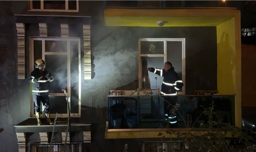 Karabük'te öğrencilerin kaldığı dairede alevler kısa sürede söndürüldü, iki öğrenci hastaneye kaldırıldı
