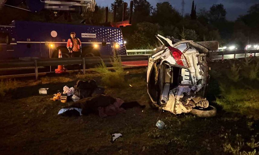 Hendek'te otoyolda devrilen otomobilde bir kadın hayatını kaybetti, dört kişi yaralandı