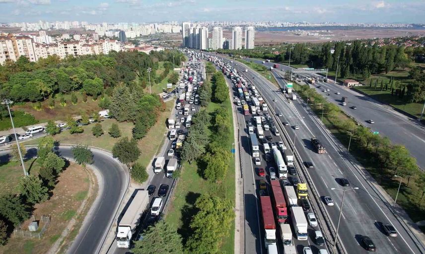 Esenyurt'ta TEM otoyolu'nu kapatan tır yangını trafik akışını durdurdu