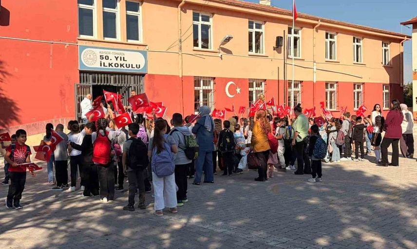 Tomarza'da okul çanları yeni umutlarla çaldı