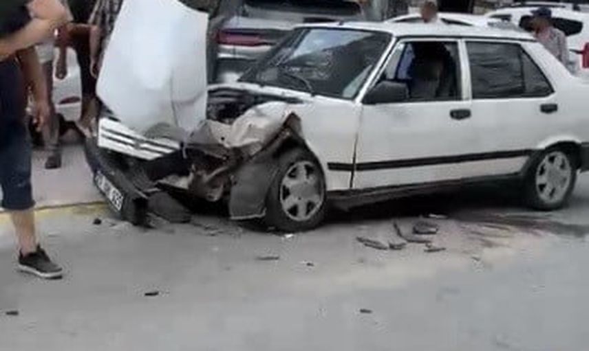 Trafik çarpışması Refik Cesur Bulvarı'nda: iki kişi yaralandı