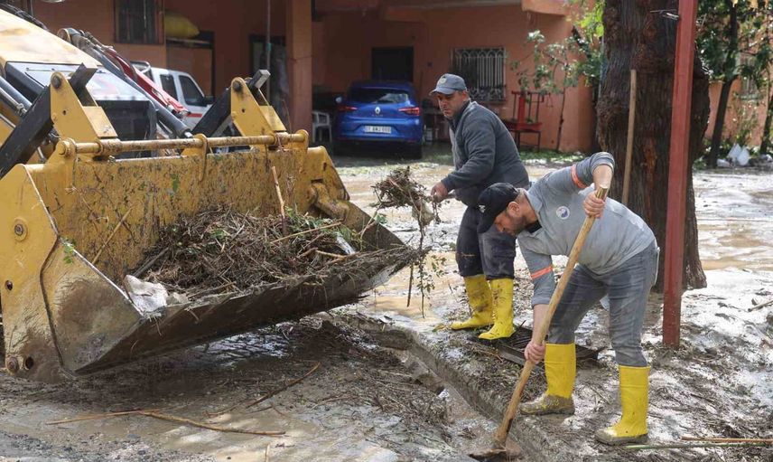 Arsuz'ta ceviz büyüklüğünde dolu sonrası taşan dere 30 evi etkiledi