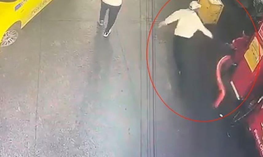 Esenyurt'ta benzin istasyonunda pompacıya silahlı saldırı kamerada