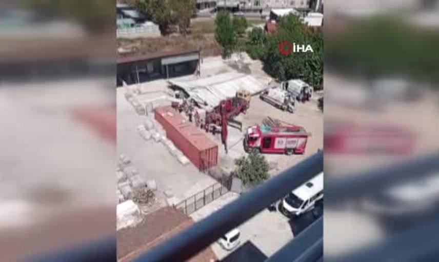 Sultanbeyli'de sabitlenmeyen çelik çatı işçilerin üzerine çöktü