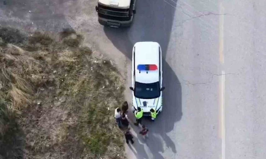 Dronla takip edilen minibüs kırmızı ışıkta yakalandı
