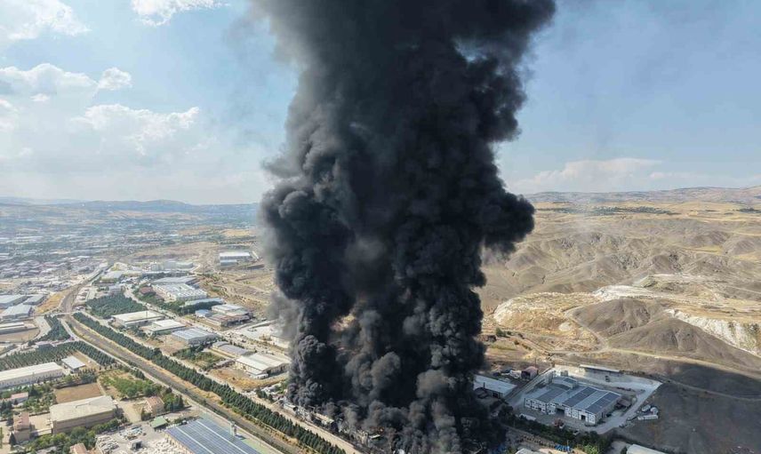 Dumanlar gökyüzünü sardı Elazığ'da Megaboard fabrikasında yangın dronla görüntülendi