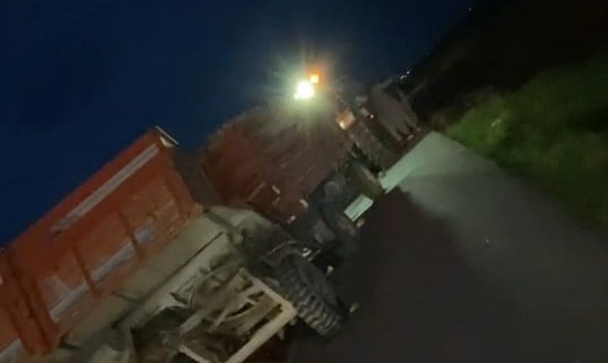 Karayola saçılan pancarlar: Karapınar'da römork devrildi