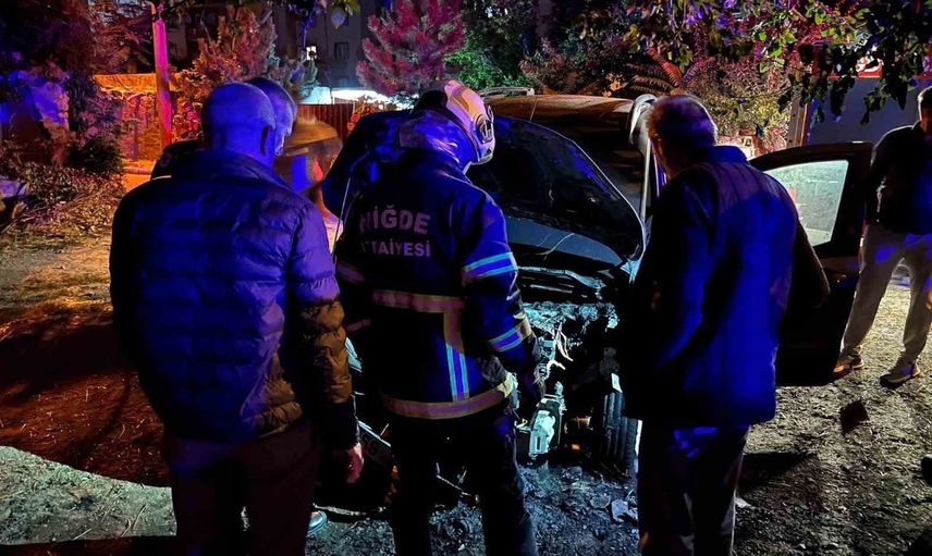 Niğde'de park halindeki otomobil alev aldı, itfaiye müdahalesiyle söndürüldü