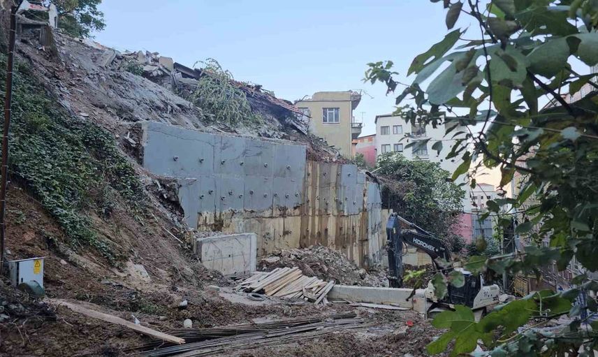 yıkım çalışmasında çöken binayla ilgili üç kişiye gözaltı