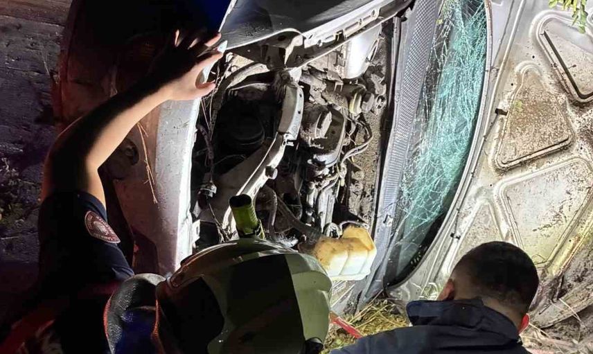 Kontrolden çıkan otomobil İnandık'ta kanala düştü; sürücü yaralandı